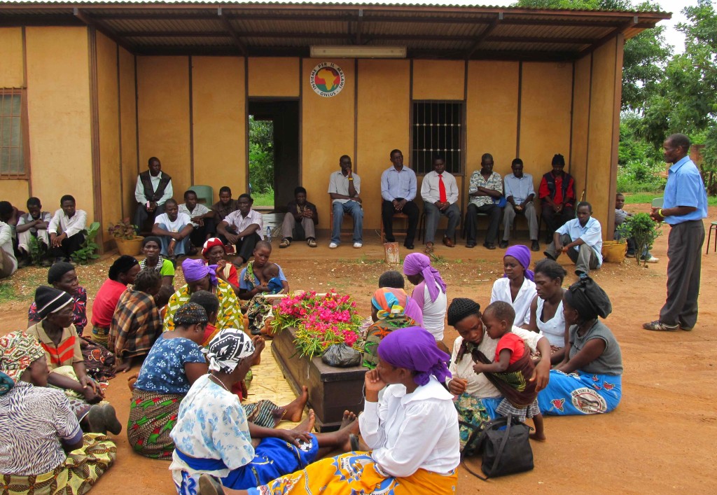 Kulapa addressing the mourners