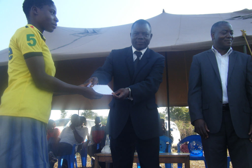 Eneles Aufi receiving her prize